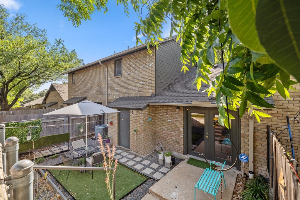 1015 E Yager Ln - Photo 31