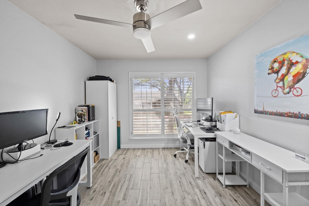 1015 E Yager Ln - Photo 19