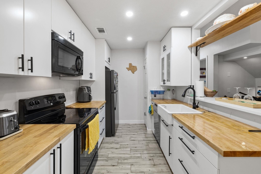 1015 E Yager Ln - Photo 13