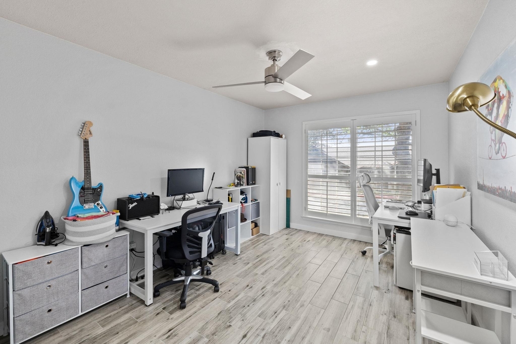 1015 E Yager Ln - Photo 18