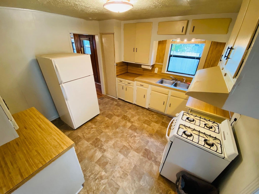 365 E Irby St - Photo 2