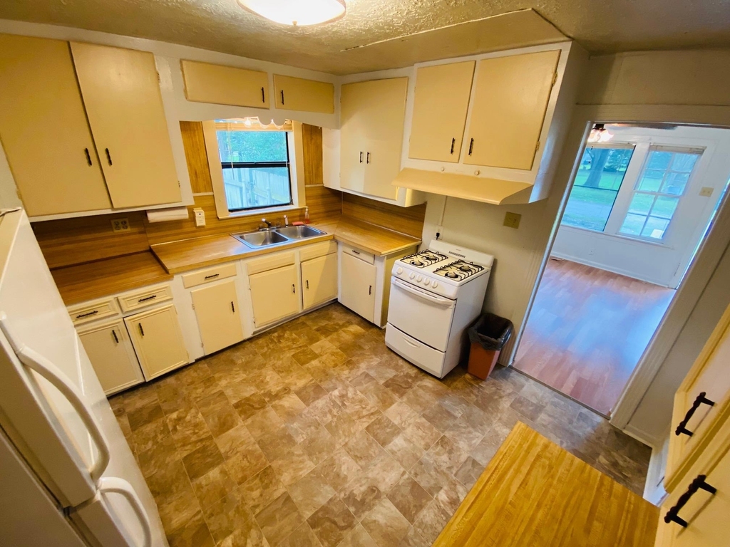 365 E Irby St - Photo 1