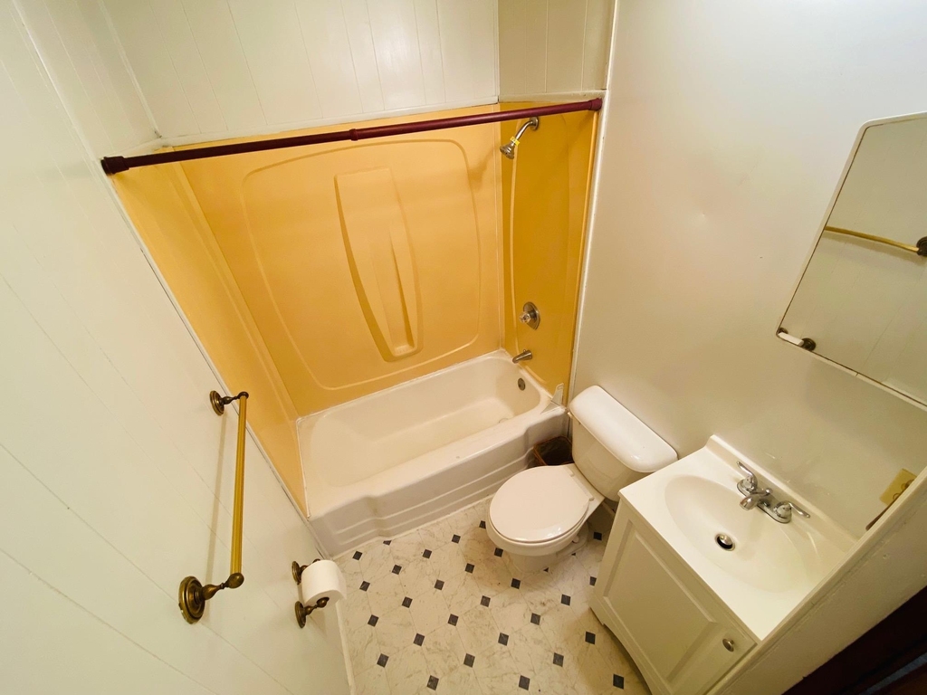 365 E Irby St - Photo 3