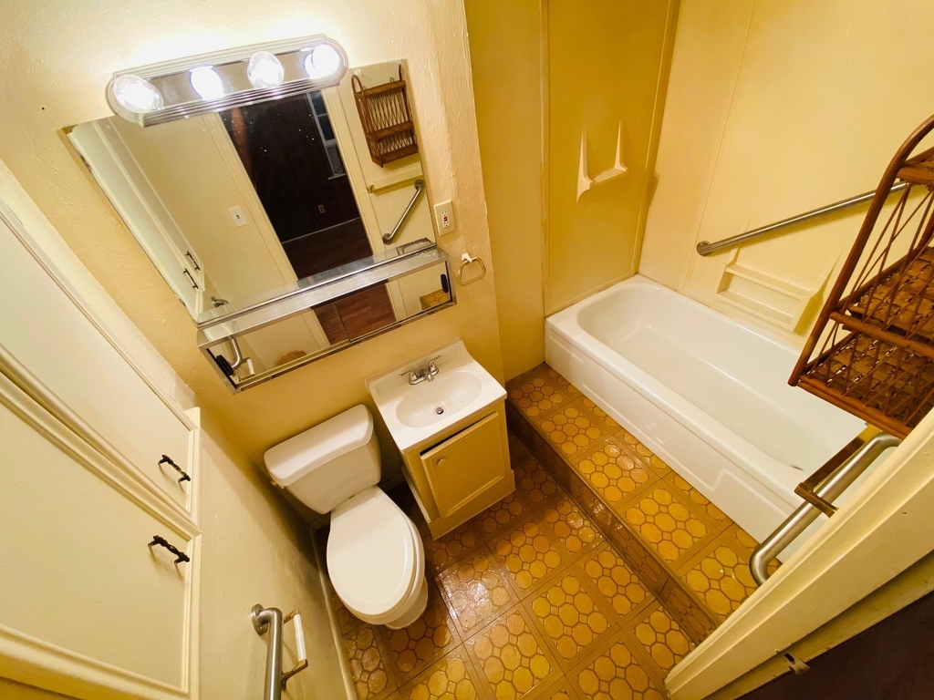 365 E Irby St - Photo 4