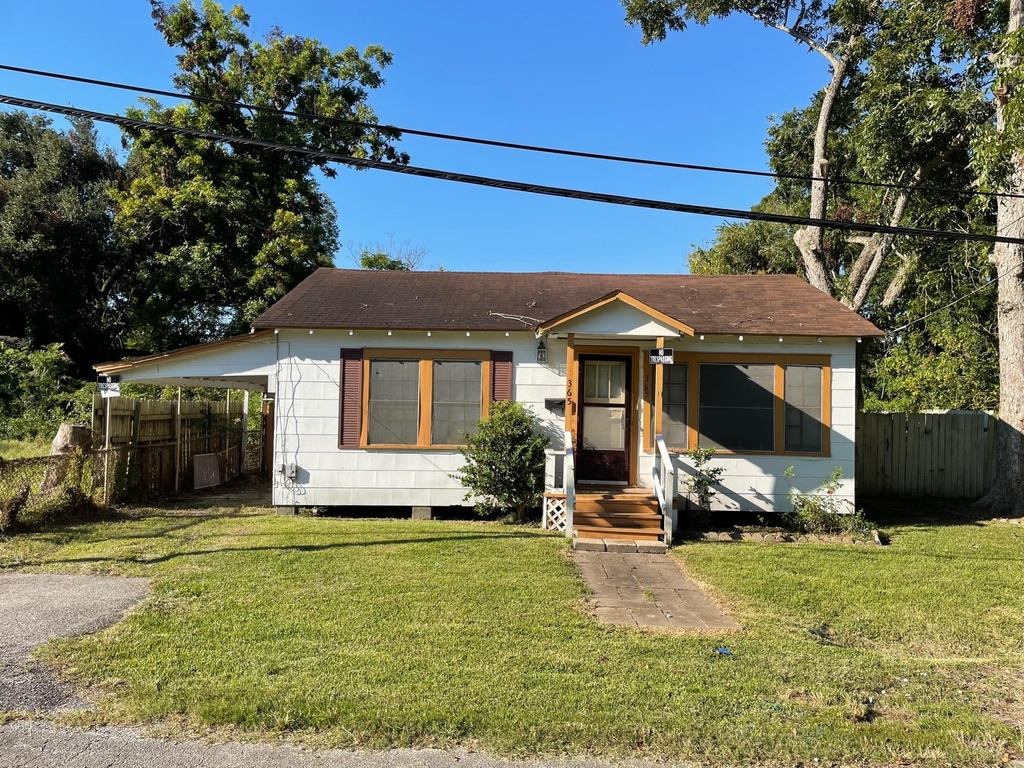 365 E Irby St - Photo 0