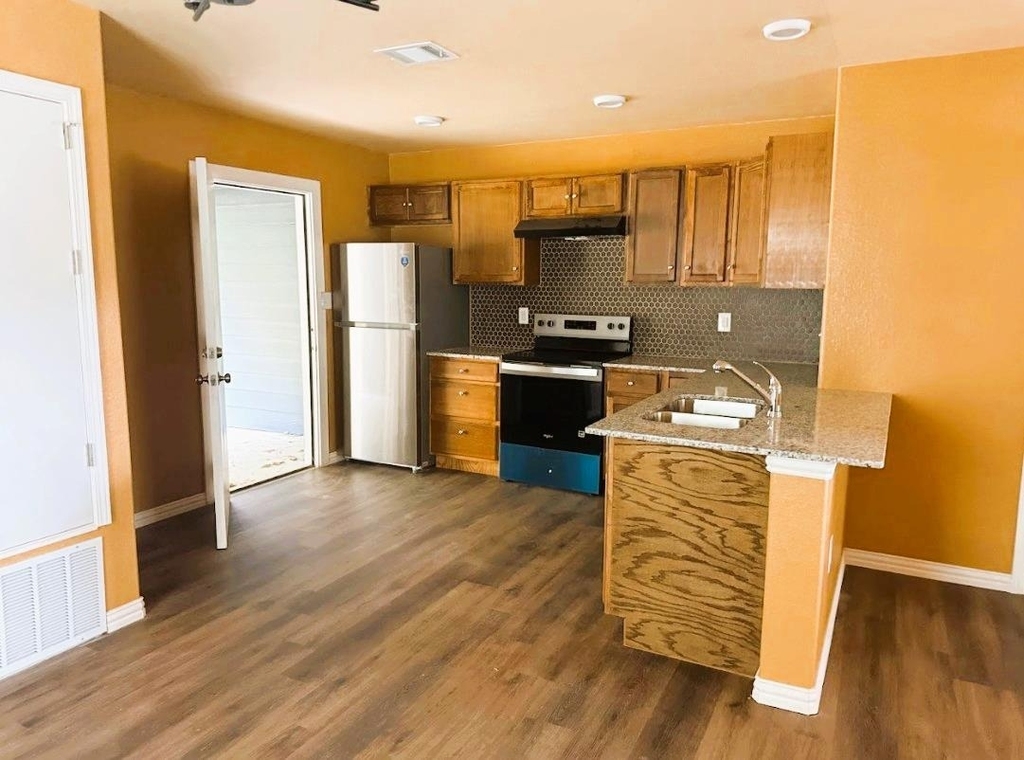 240 W Elm St - Photo 8