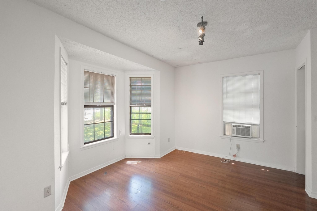 4616 E Cesar Chavez St - Photo 3