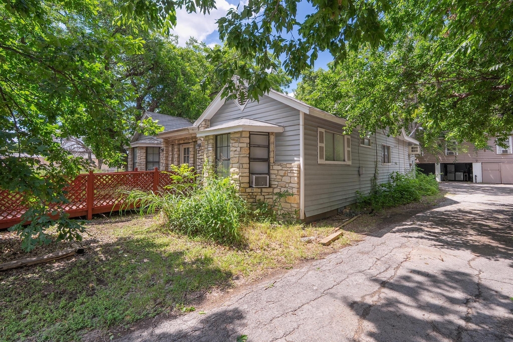 4616 E Cesar Chavez St - Photo 2