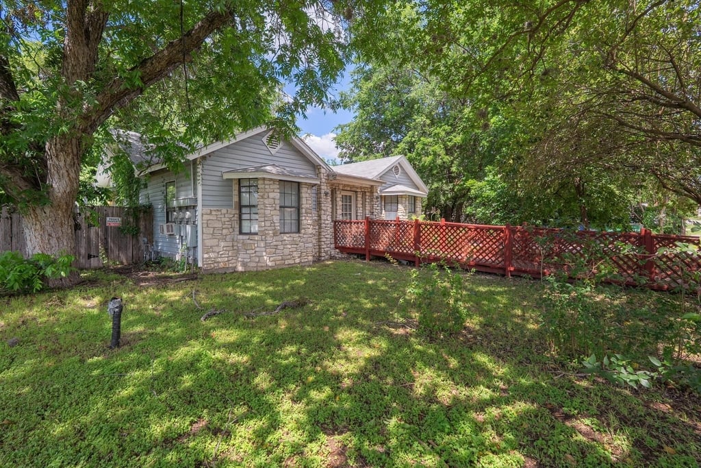 4616 E Cesar Chavez St - Photo 1