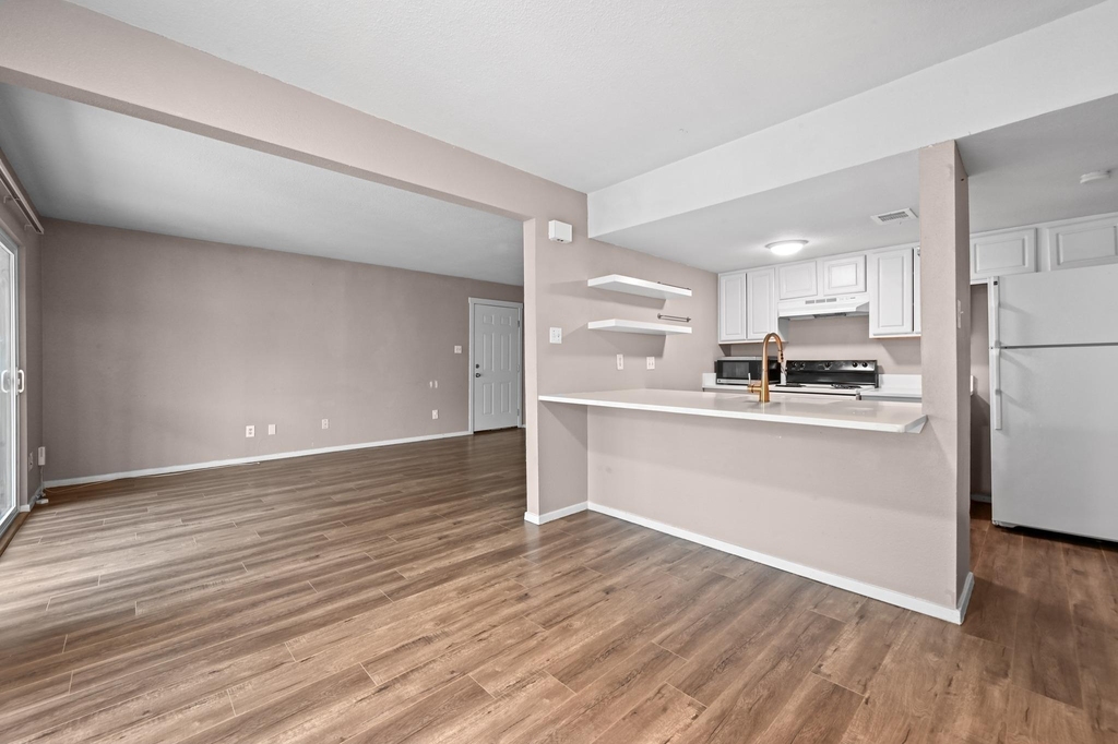 2124 Burton Dr - Photo 2