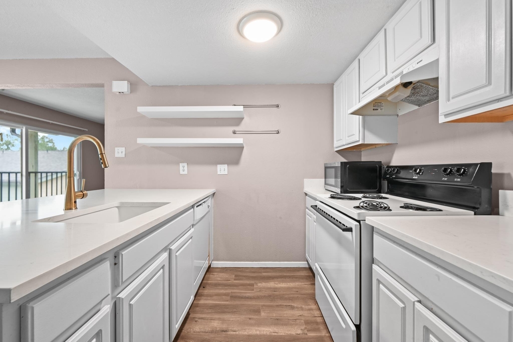 2124 Burton Dr - Photo 4