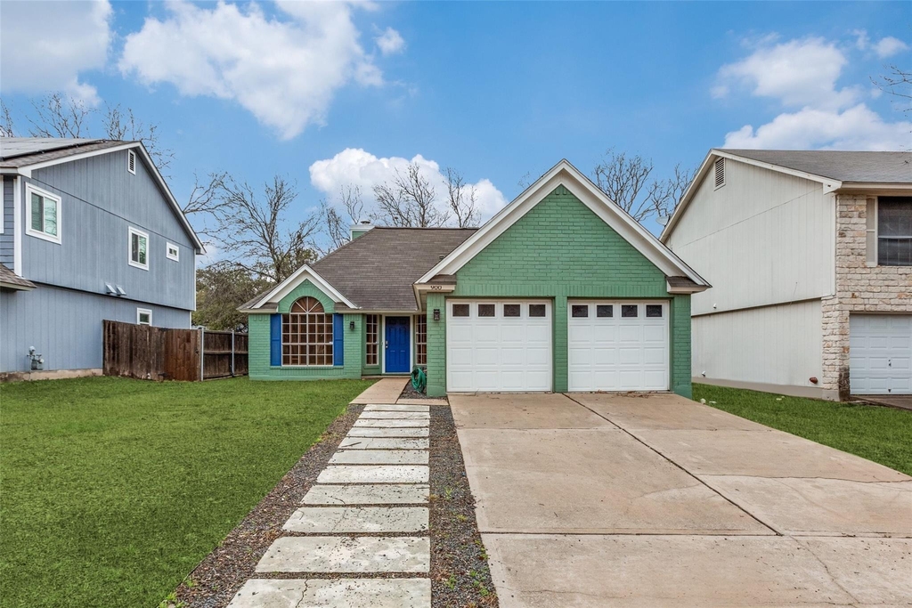 900 Angleton Cv - Photo 0
