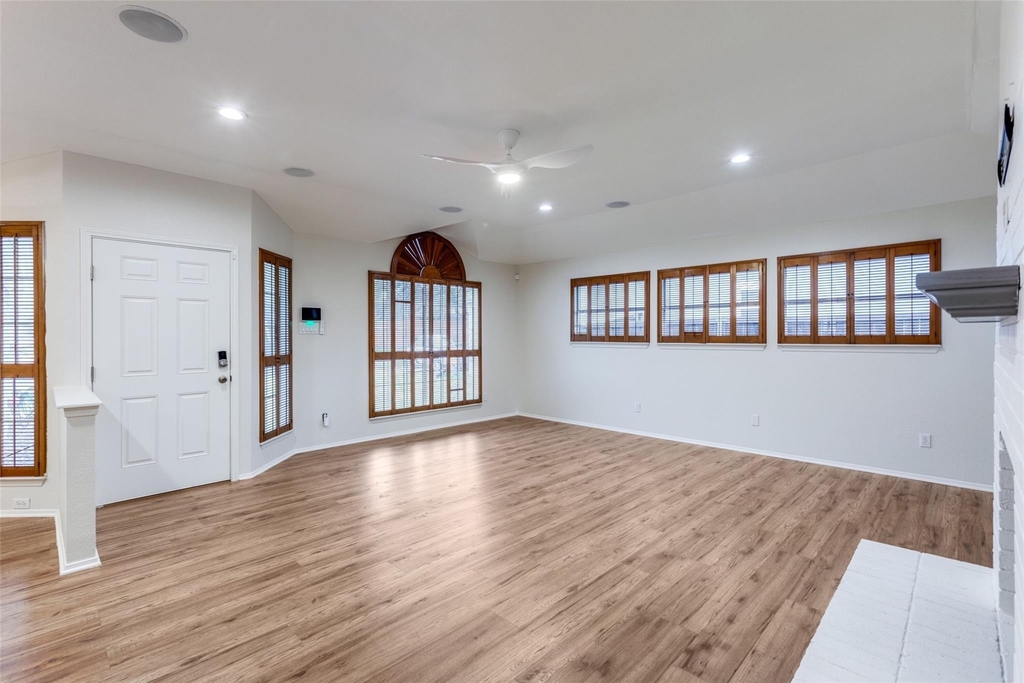 900 Angleton Cv - Photo 2