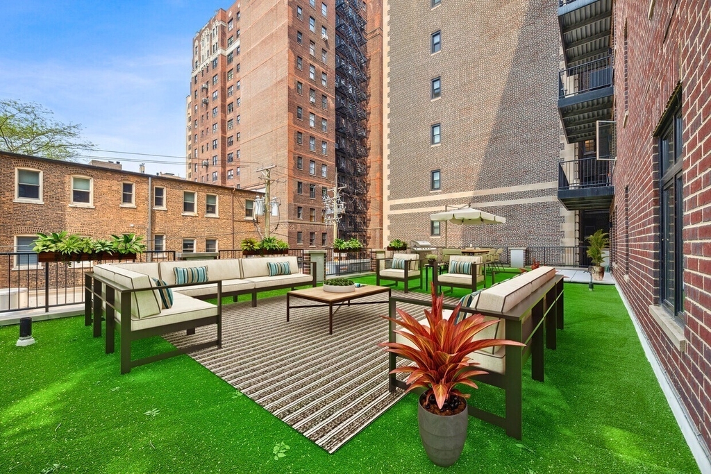 434 W Melrose Street - Photo 1