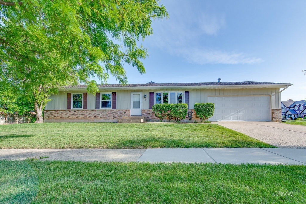 111 E Magnolia Street - Photo 1