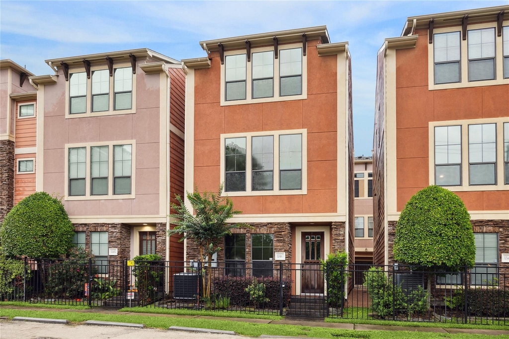 1046 W 23rd Street - Photo 0