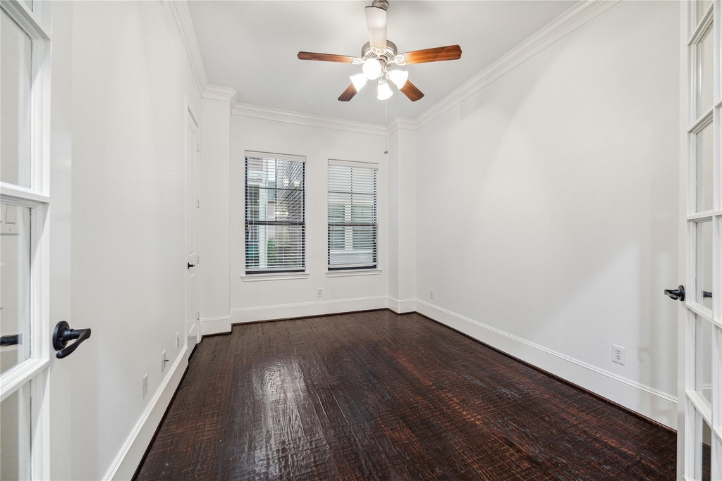 1046 W 23rd Street - Photo 14