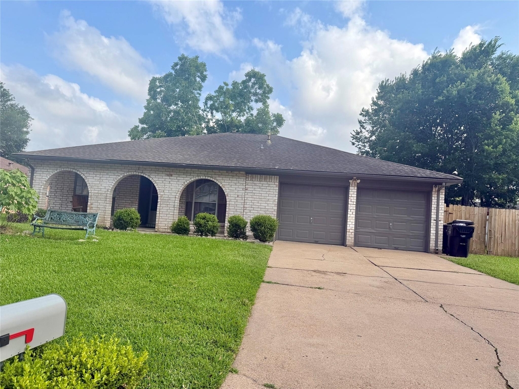 5319 Lincoln Town Drive - Photo 0