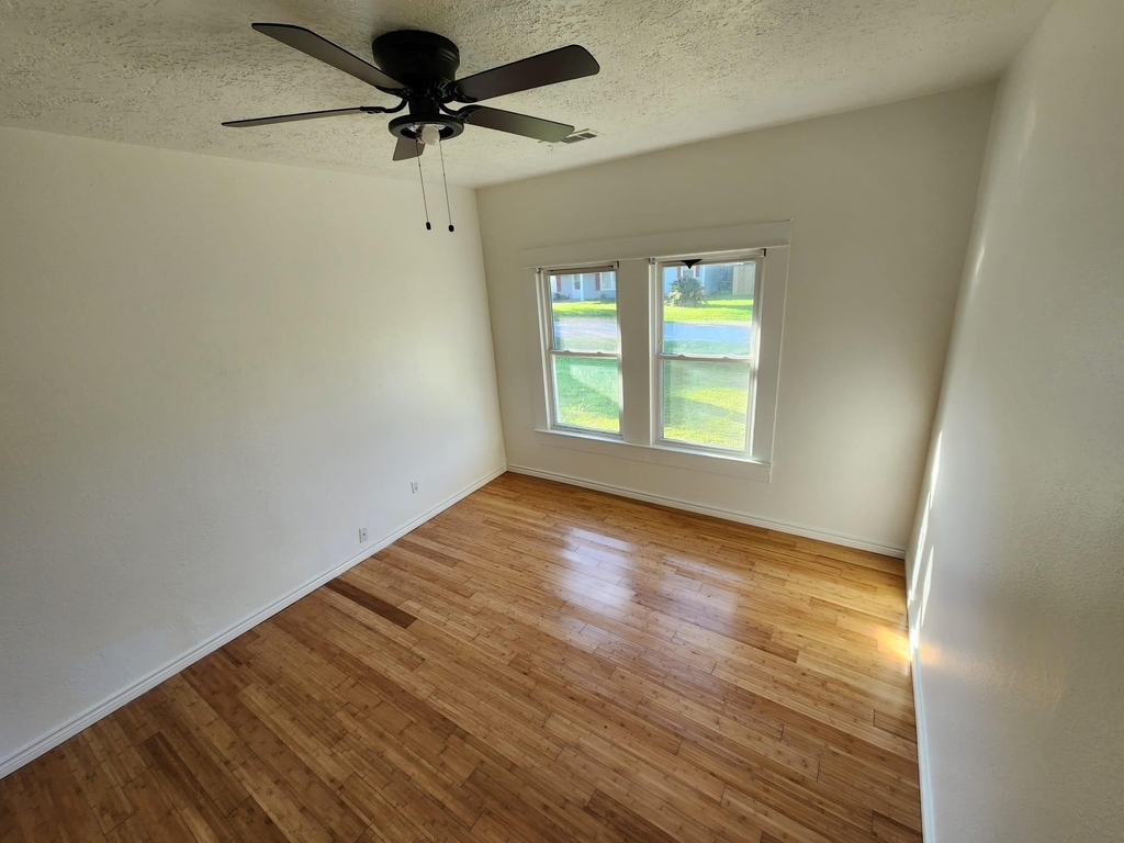 302 Ella Street - Photo 2