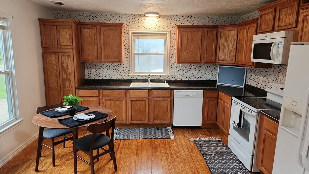 302 Ella Street - Photo 0