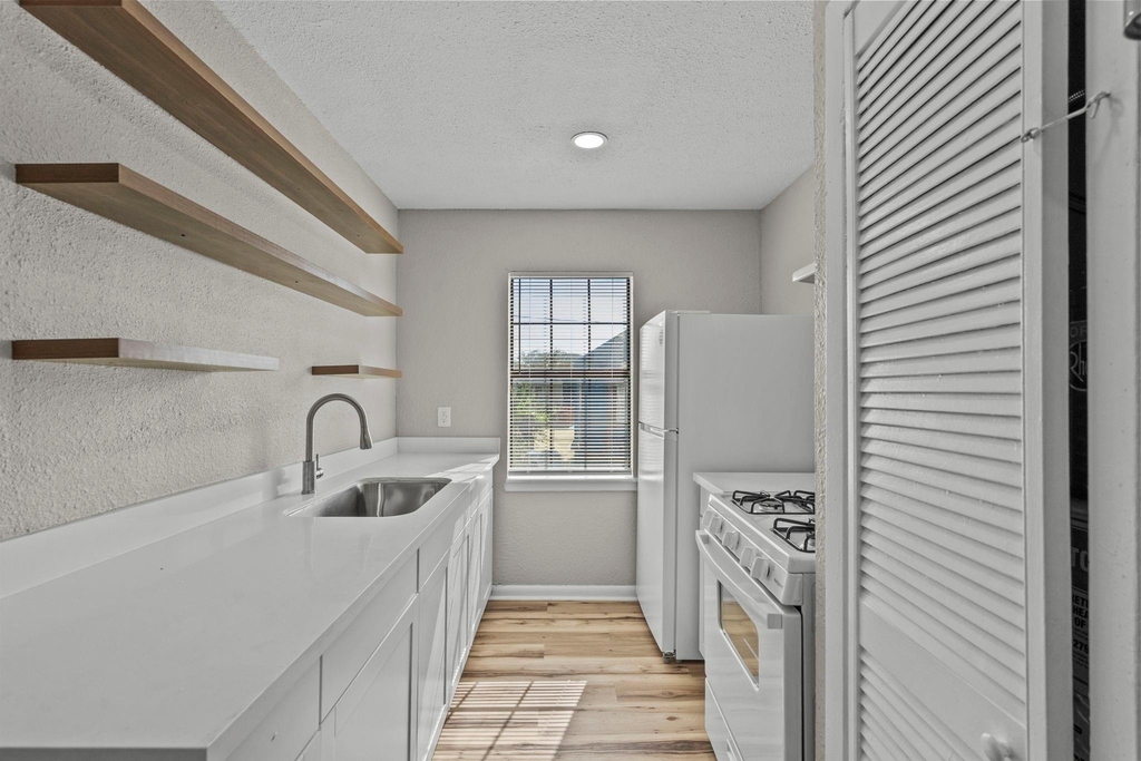 1927 Avenue M 1/2 - Photo 0