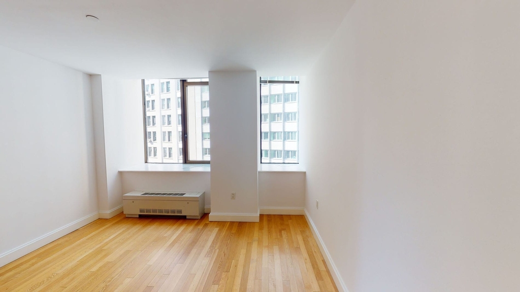 10 Hanover Square - Photo 1