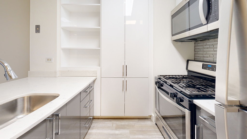 10 Hanover Square - Photo 1