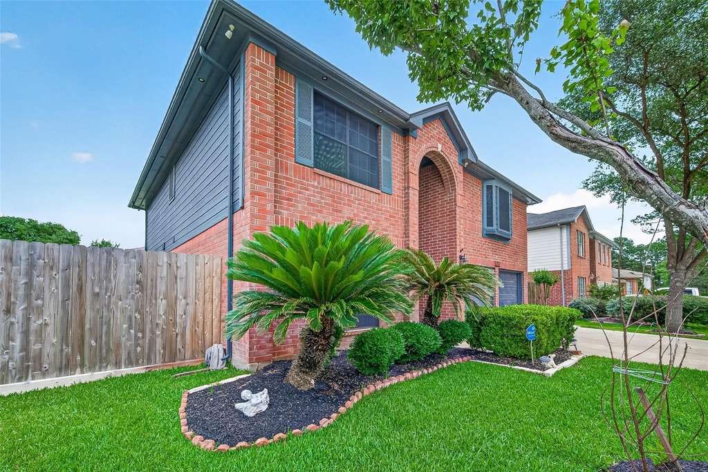 5252 Pinewood Terrace - Photo 2