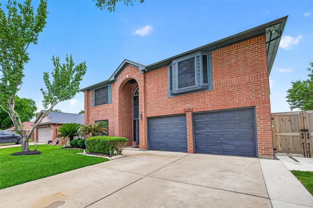 5252 Pinewood Terrace - Photo 1