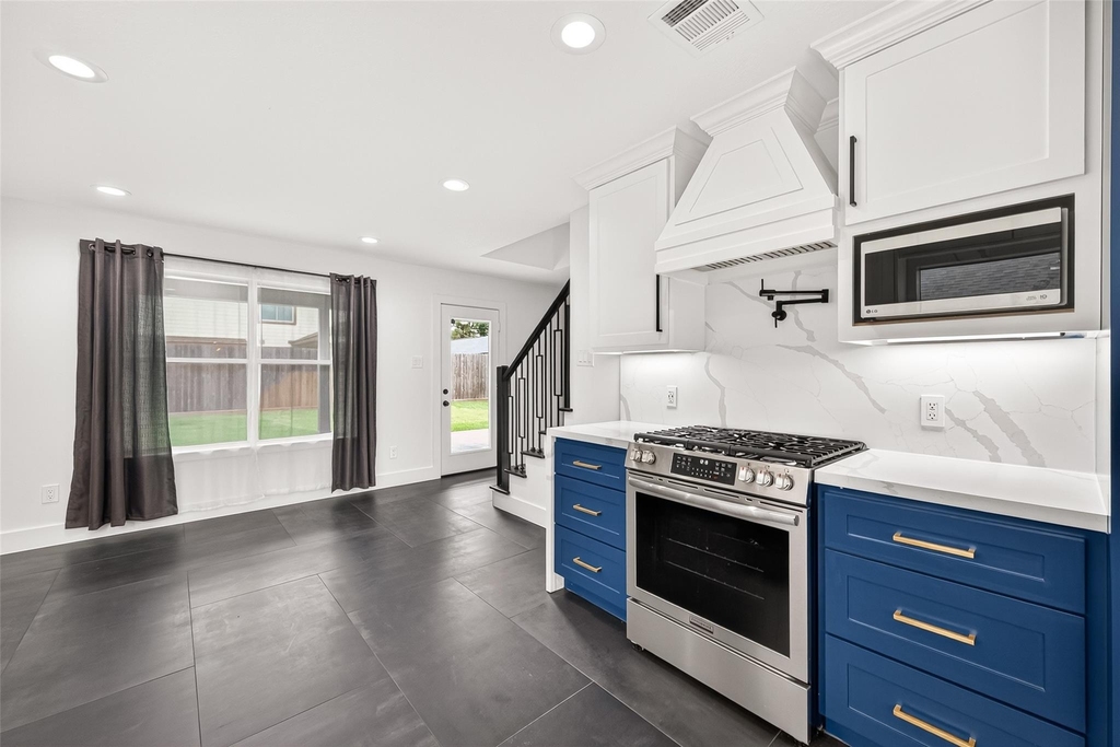 5252 Pinewood Terrace - Photo 11