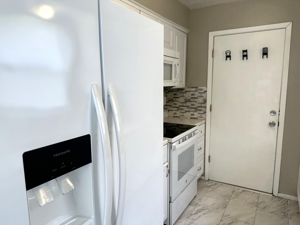 9822 Rumbling Wood Lane - Photo 3