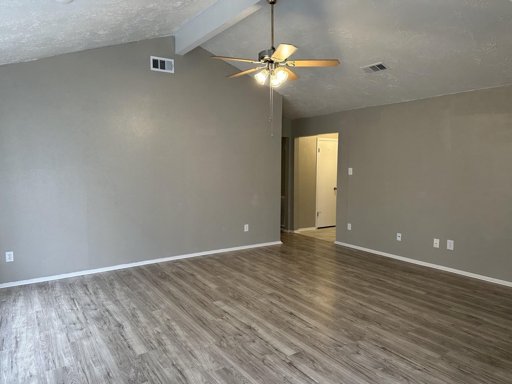 9822 Rumbling Wood Lane - Photo 5