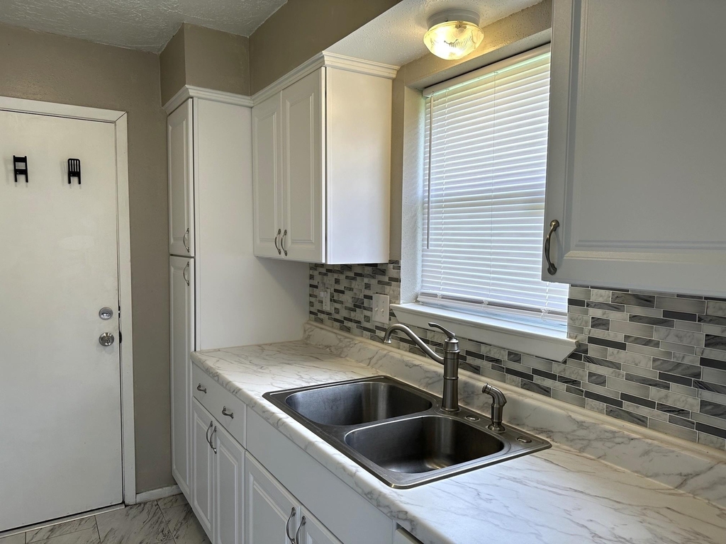 9822 Rumbling Wood Lane - Photo 4