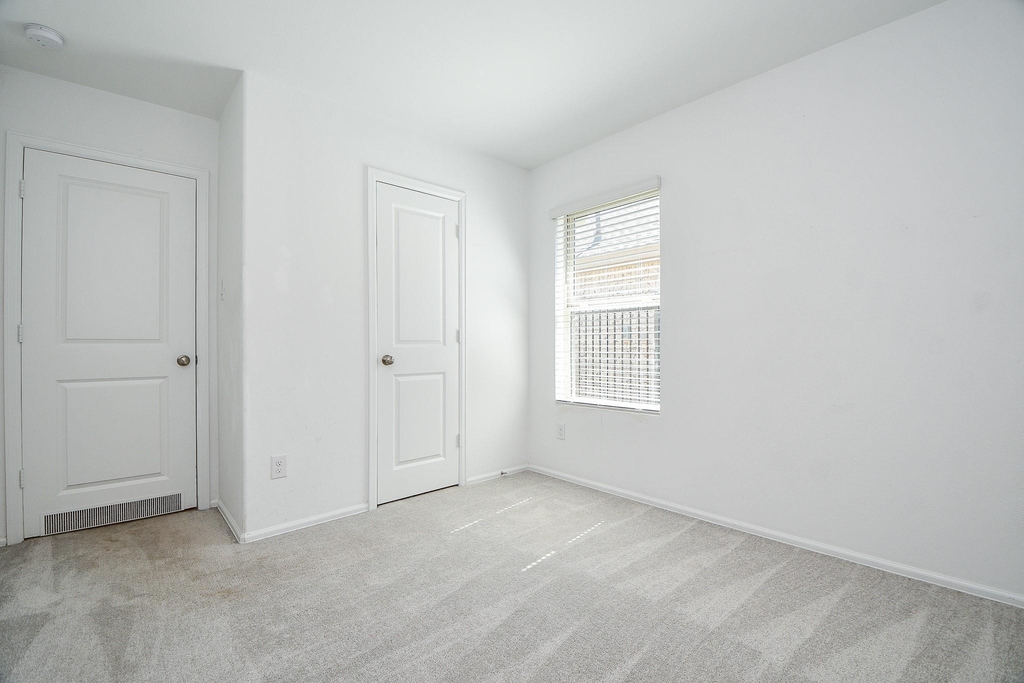 1460 Twilight Green Dr - Photo 18