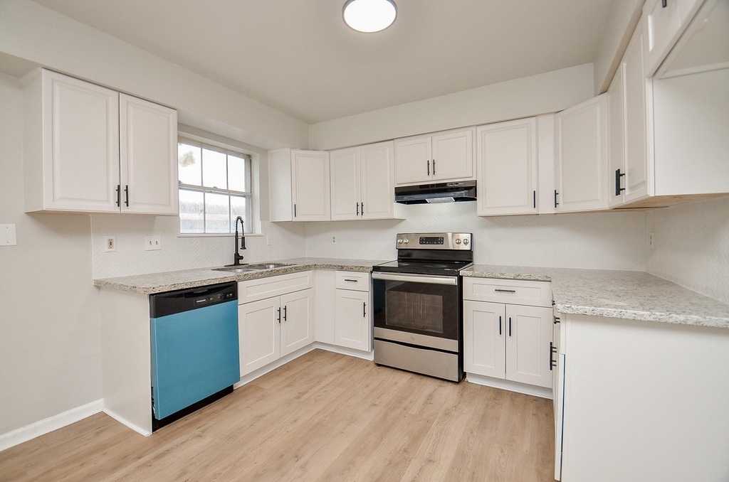 9903 Bromel Station Street - Photo 10