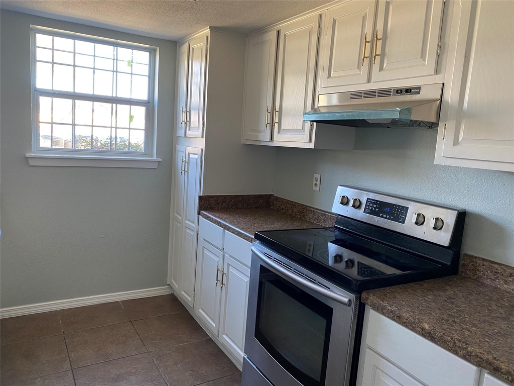 8470 Leawood Boulevard - Photo 2