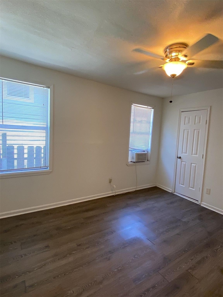 5523 Avenue O 1/2 - Photo 2