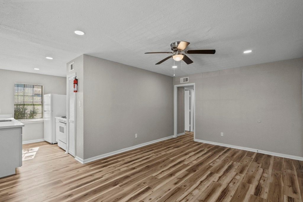 1927 Avenue M 1/2 - Photo 4