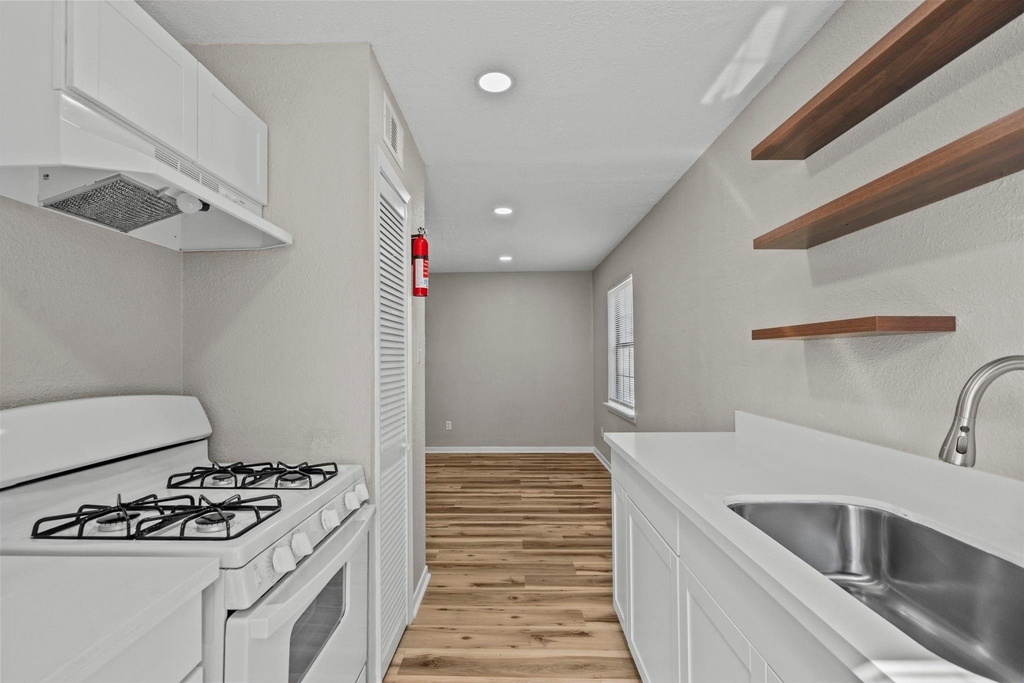 1927 Avenue M 1/2 - Photo 0