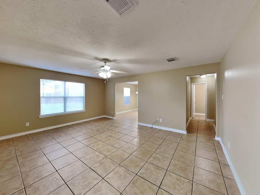 1515 Glasholm Drive - Photo 2