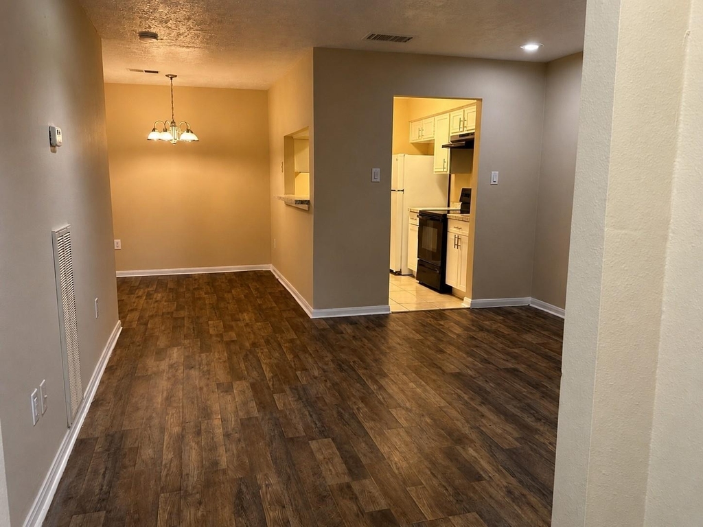 615 Cole Street - Photo 2