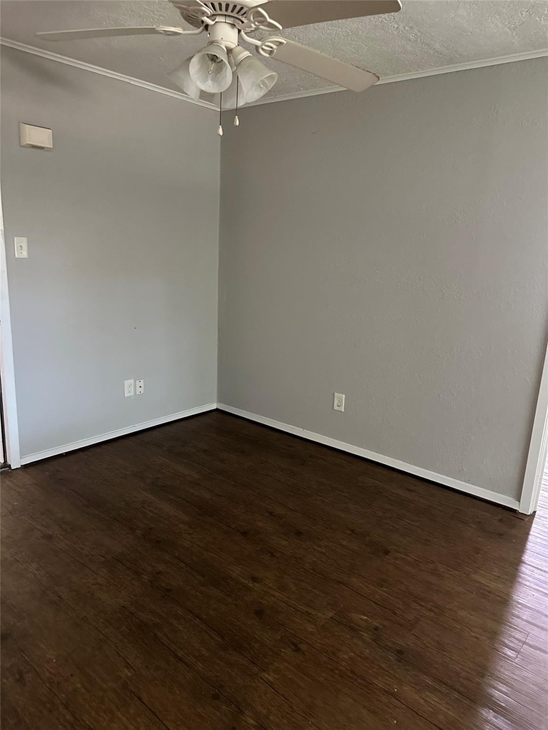 1014 23rd Street E - Photo 2