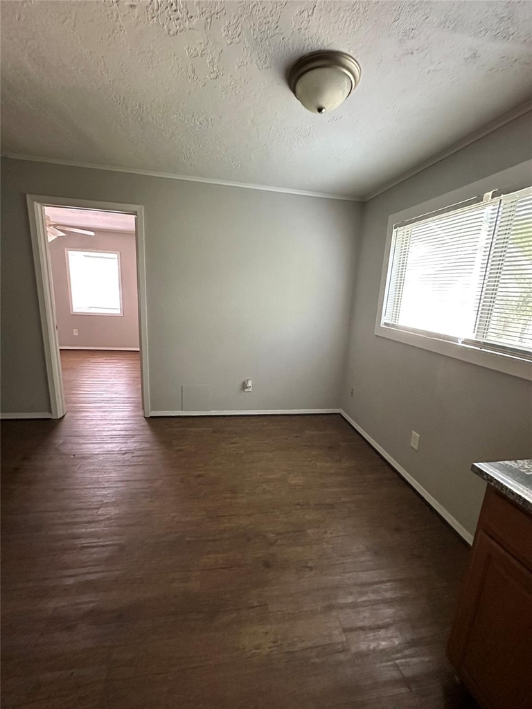 1014 23rd Street E - Photo 4