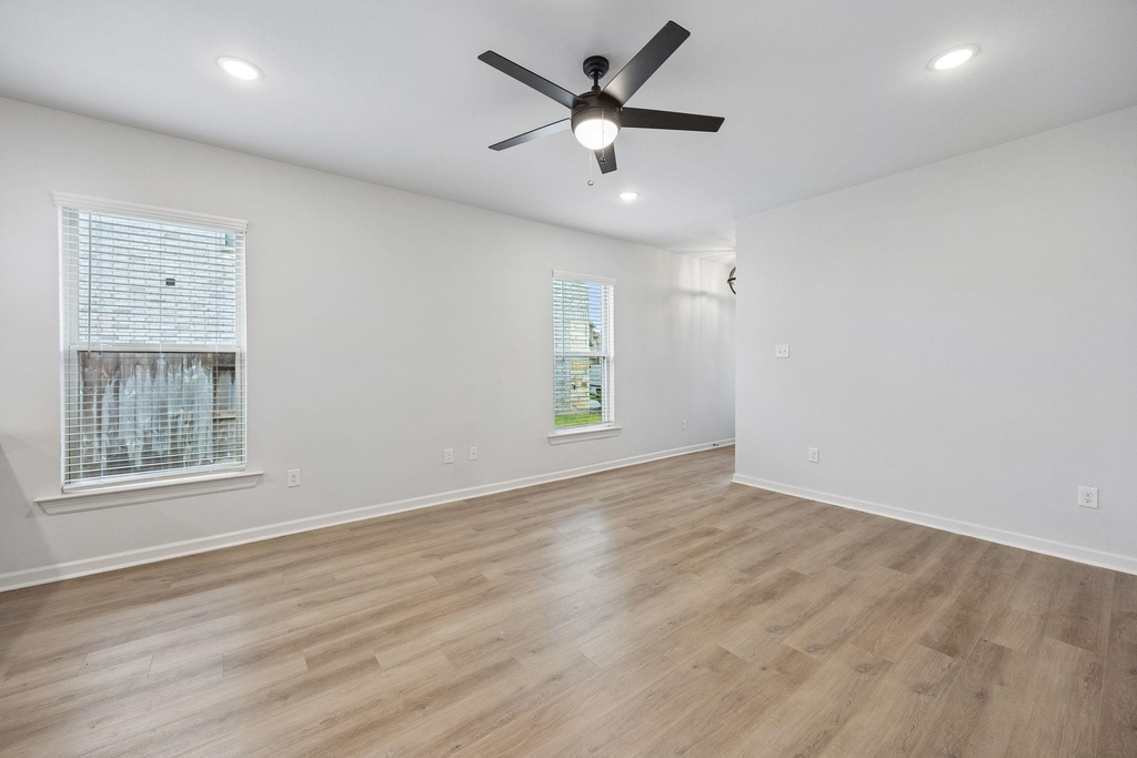 10902 Bonfire Trail - Photo 3