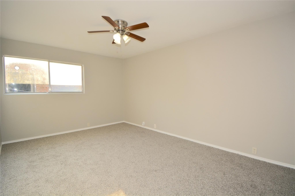 2121 Fountain View Drive - Photo 3
