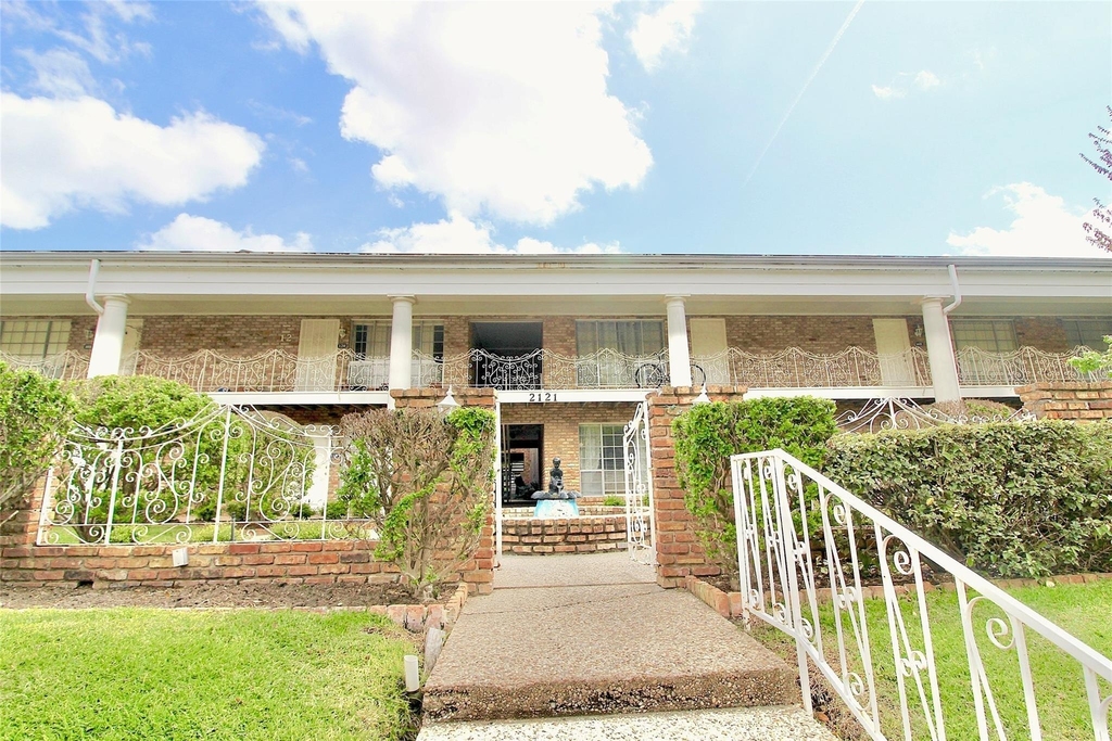 2121 Fountain View Drive - Photo 9