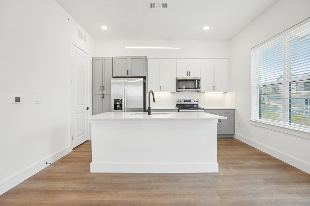 1601-301 Mustang Drive - Photo 8