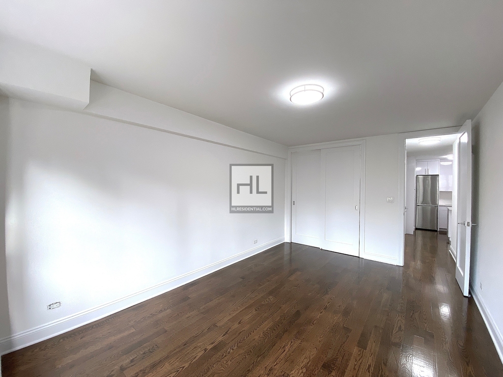 East 35 Street - Photo 6