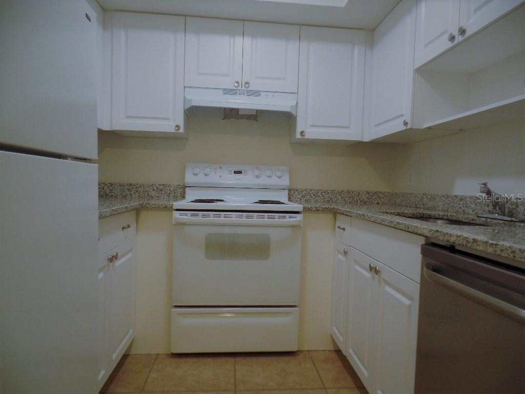 1240 70th Street N - Photo 4