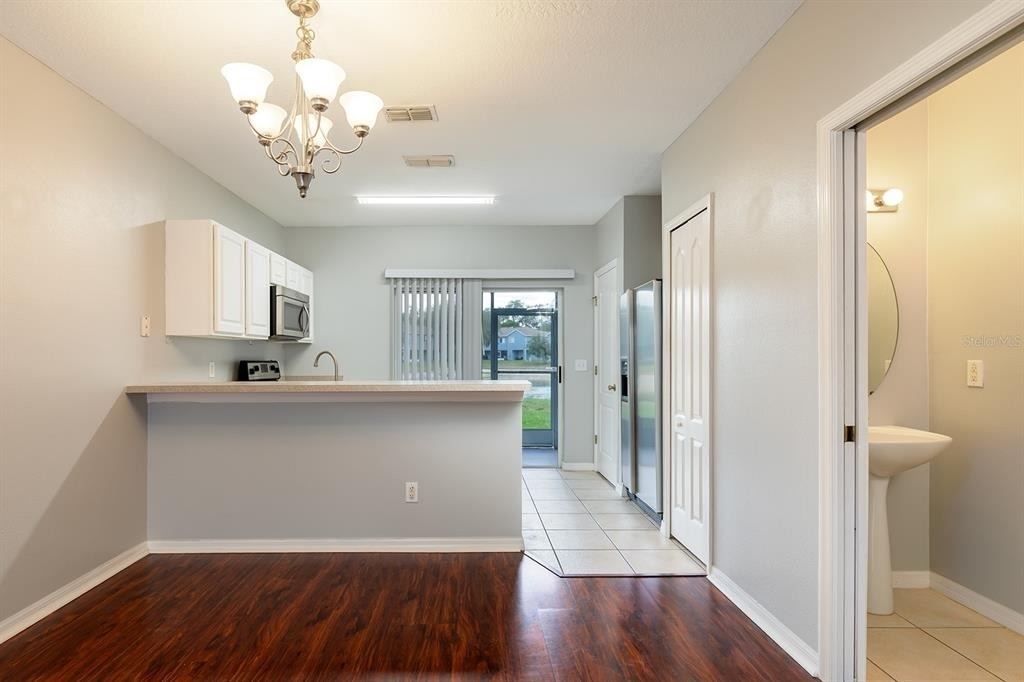 425 Wilton Circle - Photo 2